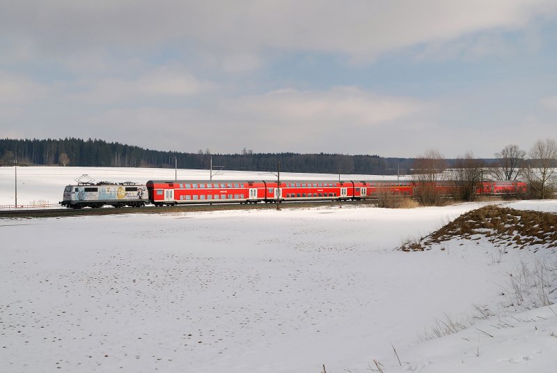 111 027 (850 Jahre Mnchen) mit RE 10830 bei Mammendorf (25.02.2009)