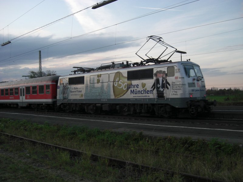 111 027-9  850 Jahre Mnchen  am 17.10.2008 im Bahnhof bersee.
