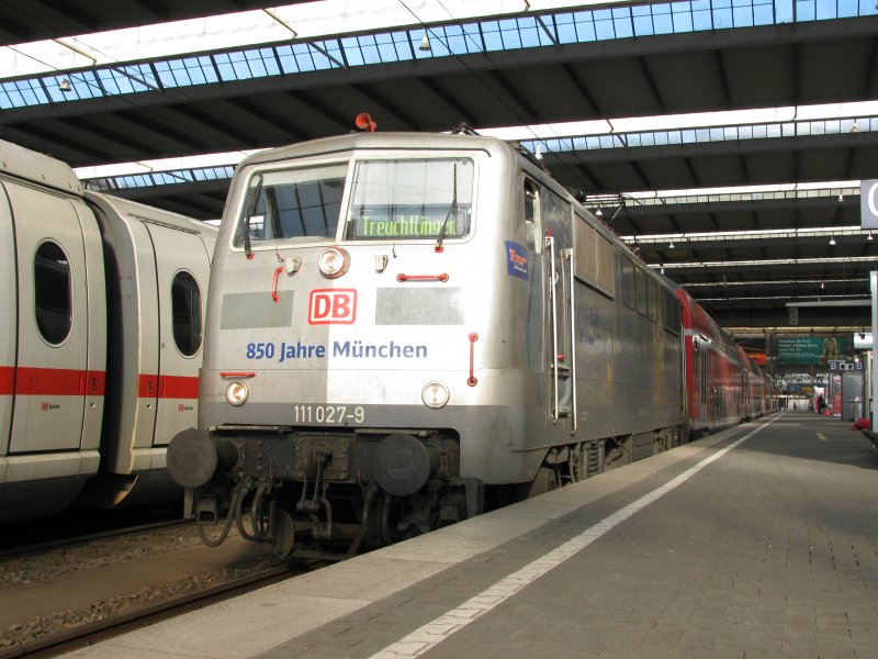 111 027-9  850 Jahre Mnchen  im Mnchner Hbf am 07.04.2009