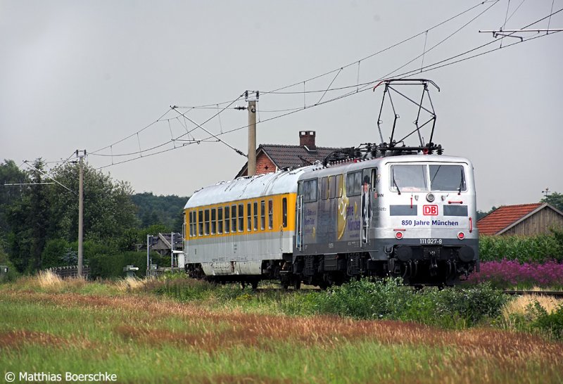 111 027-9 bei Ocholt-Westerstede am 15.07.09 mit einem GSM-R-Funkme�wagen.