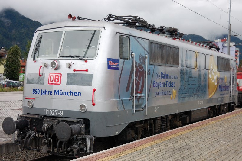 111 027-9 von der  Kindl -Seite. (gemeint ist das Mnchner Kindl, fr alle nrdlich des Weiwurstquators...zwinker). Aufgenommen in Wrgl am 23. August 2008.