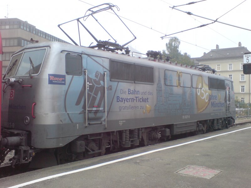 111 027-9 mit RE 30009 in Mnchen Hauptbahnhof auf Gleis 5 mit dem Aufdruck 850 Jahre Mnchen, am 28.09.08
