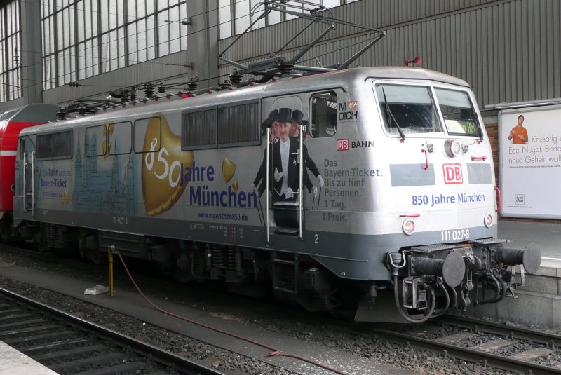 111-027 am 21.09.08(mit Werbeaufschrift 850 Jahre Mnchen)in MNCHEN Hbf.