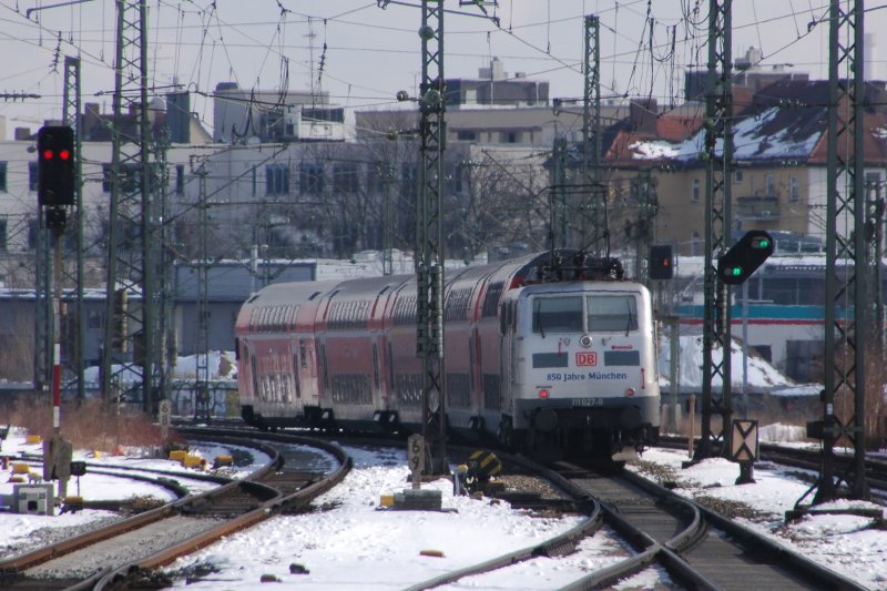 111 027 am 25.02.09 mit einem RE von Augsburg nach Mnchen in Pasing