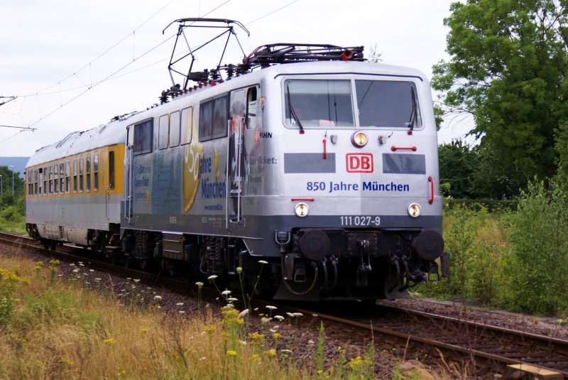 111 027 mit Messzug zwischen Hameln und Weetzen. Hier kurz vor dem Bahnhof Weetzen (17.07.2008)