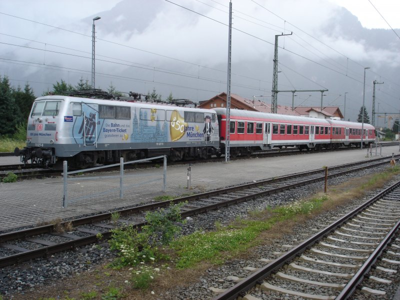 111-027  Mnchen-Lok  am 22.07.2008 gegen 13.50 Uhr im Bahnhof Garmisch-Partenkirchen