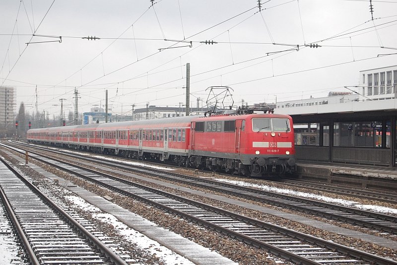 111 028-7 mit RE 30051 Mnchen Hbf - Salzburg Hbf am 08.02.2009 am Ostbahnhof Mnchen