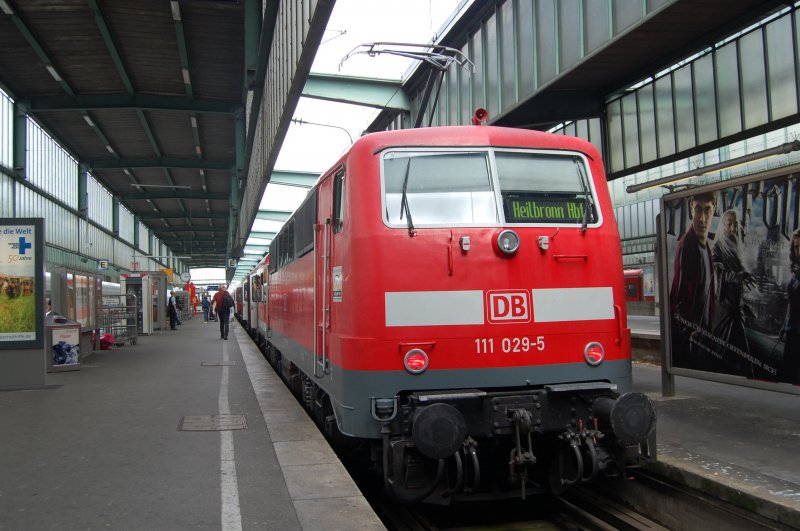 111 029-5 steht am 18.08.09 mit der RB 19830 bereits eine Stunde vor Abfahrt bereit.