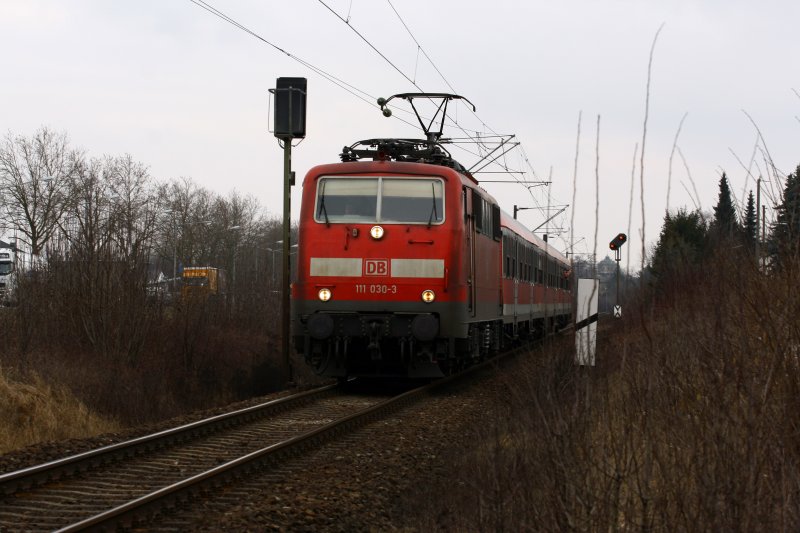 111 030-3 eilt an einem trben Nachmittag mit ihrer Regionalbahn Richtung Donauwrth. Aufgenommen zwischen Dillingen/Donau und Steinheim.
