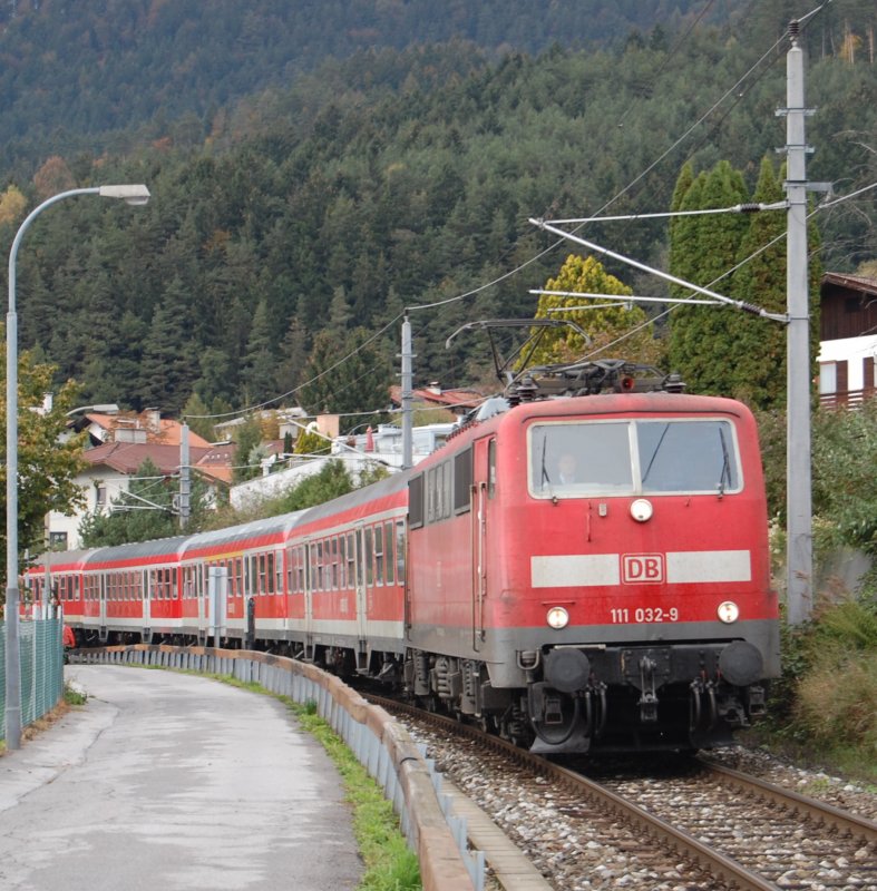 111 032-9 war am 18.10.09 vor den Regionalzgen zwischen Eschenlohe und Innsbruck eingeteilt und fhrt hier, mit R 5421 am Haken, kurz hinter dem Hp Innsbruck Allerheiligenhfe schon im Stadtgebiet von Innsbruck zum Hauptbahnhof hinunter. 
