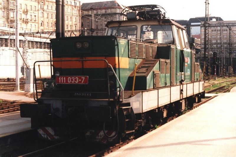 111 033-7 (E458 1033) auf Bahnhof Praha-Hlavni am 5-5-1995. Bild und scan: Date Jan de Vries.