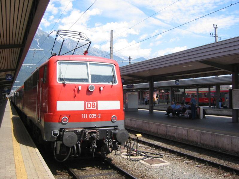 111 035 am 16.07.2004 im Hauptbahnhof Innsbruck. 