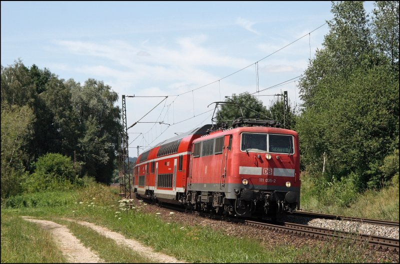 111 035 legt sich mit RB 30019 nach Salzburg in die Kurve. Aufgenommen bei Osterm�nchen am 10.07.2008.
