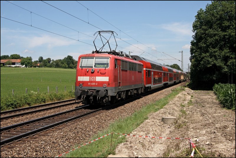 111 035 schiebt den RB 30024 nach M�nchen Hbf. (10.07.2008)
