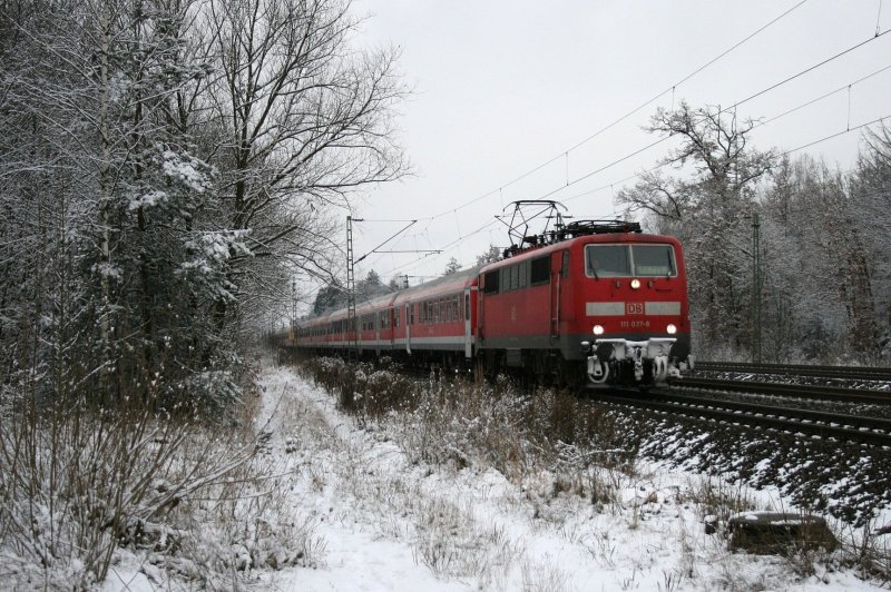 111 037 mit RE 30021 am 12.12.2008 in Haar (bei Mnchen).