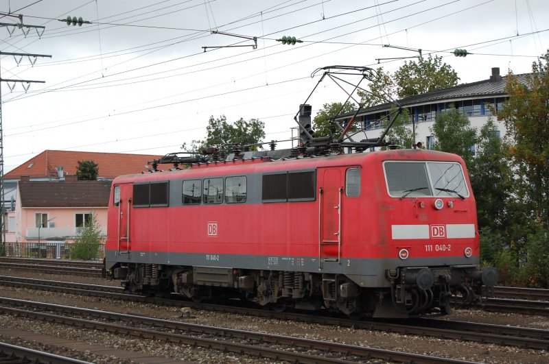111 040-2 durchfhrt am 09.08.07 als Lz den Bahnhof Mnchen-Pasing.