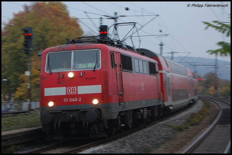 111 040-2 zieht am Abend des 27.10.07 eine Doppelstockwagengarnitur durch den S-Bahn-Haltepunkt Stuttgart-Untertrkheim mit Fahrtrichtung Stuttgart Hbf.