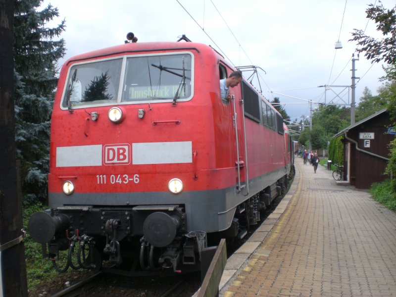 111 043-6 steht mit R5421 nach Innsbruck im Haltepunkt Allerheiligenh�fe. 13.9.2008