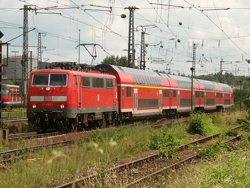 111 047-7 fhrt 08.06.2005 mit RE 4957 (Wrzburg-Stuttgart)
in den Bf Bietigheim ein.
