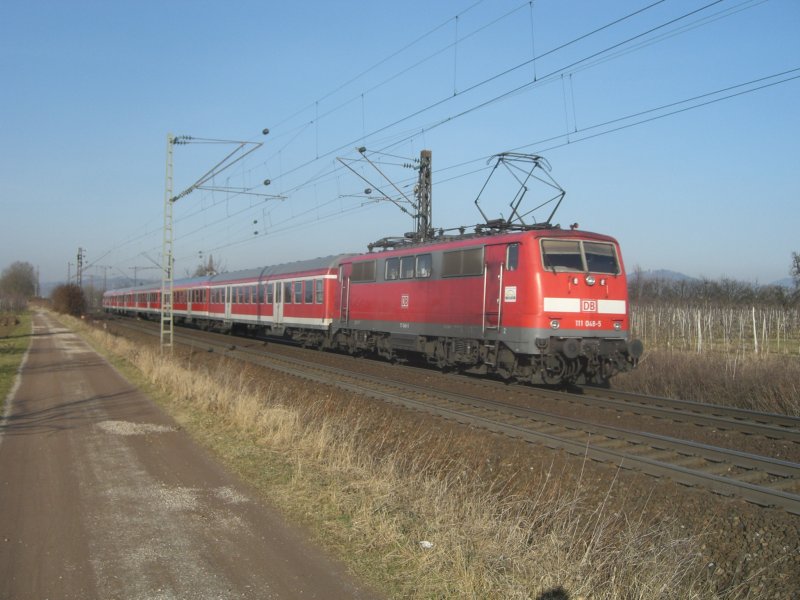 111 048-5 schiebt ihre RB kurz vor Denzlingen in Richtung Offenburg am 11.02.2008