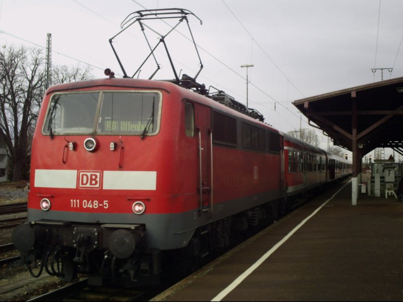 111 048 steht mit ihrer RB nach Offenburg in Mllheim(Baden).