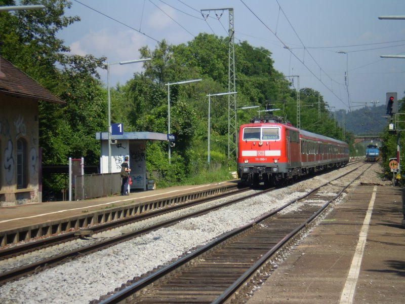 111 050  f�hrt gerade in Freiburg St-Georgen ein und wird danach weiter nach M�llheim(Baden) fahren. 
