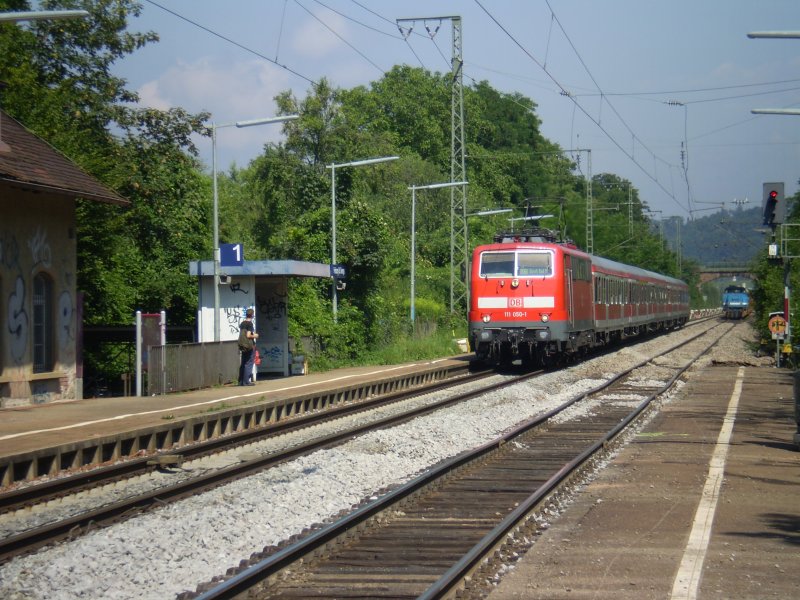 111 050  fhrt gerade in Freiburg St-Georgen ein und wird danach weiter nach Mllheim(Baden) fahren. 