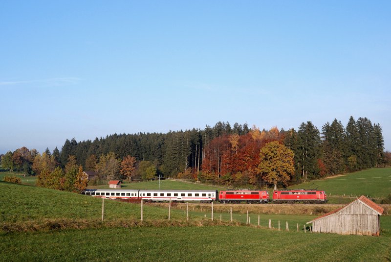 111 051 und 111 038 mit IC 329 'Alpenland' bei Uffing. Diesen Zug wird es ab Fahrplanwechsel leider nicht mehr geben! (03.11.2007)