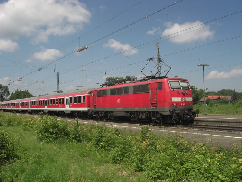111 051-9 hier bei der Einfahrt in den Bahnhof von �bersee an
der Strecke M�nchen - Salzburg am 13. Juni 2009.