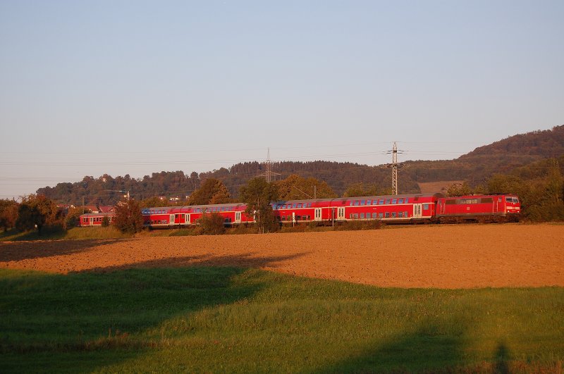 111 051 bringt am 16.09.07 den RE 4198 von Mnchen HBF nach Stuttgart HBF, hier bei Hofen(b Aalen) aufgenommen.