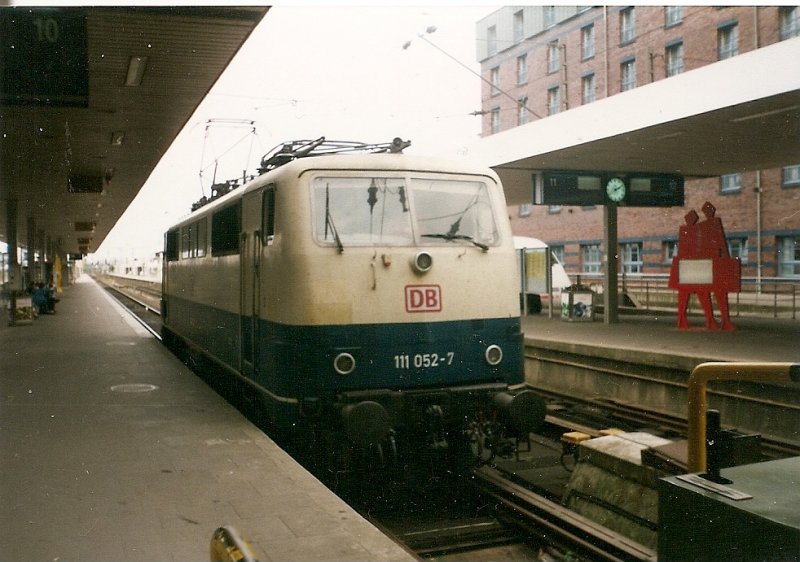 111 052 im August 2000 in Hamburg Altona. 