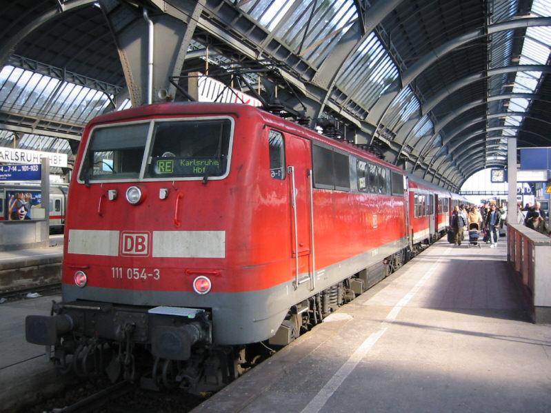 111 054 hat gerade den Regionalzug RE 4108 aus Konstanz nach Karlsruhe gebracht. Die Aufnahme entstand am 26.02.2005 in der Halle von Karlsruhe Hbf. Bis zum Fahrplanwechsel im letzten Dezember wurde diese Strecke im wesentlichen von 110ern bedient, jetzt aber von 111ern.