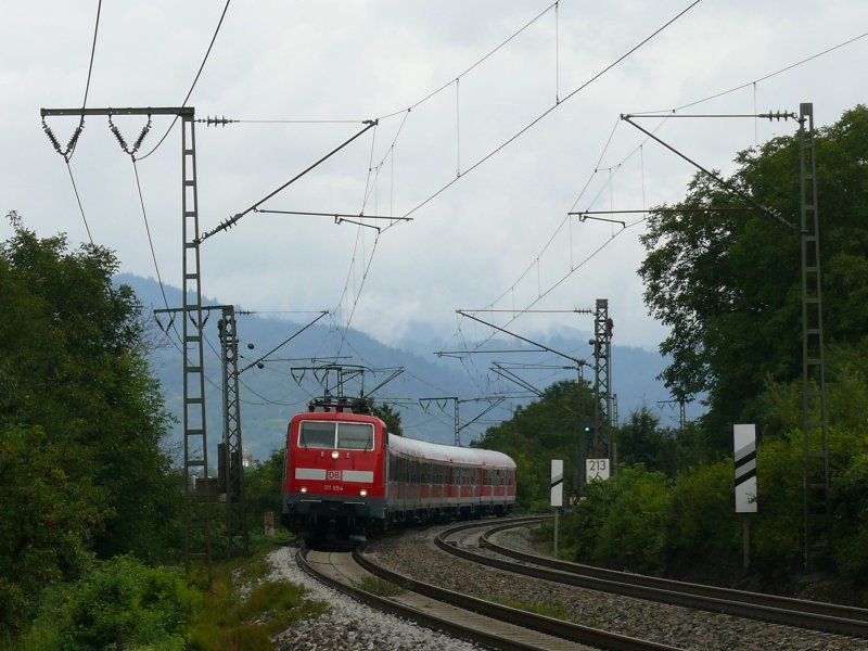 111 054 mit ihrer RB (Offenburg- M�llheim) hier in Freiburg St-Georgen. 3.8.09 