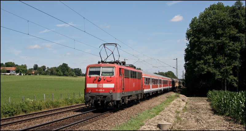 111 055 schiebt bei Vogl die RB 30020 nach Mnchen Hbf. (10.07.2008)
