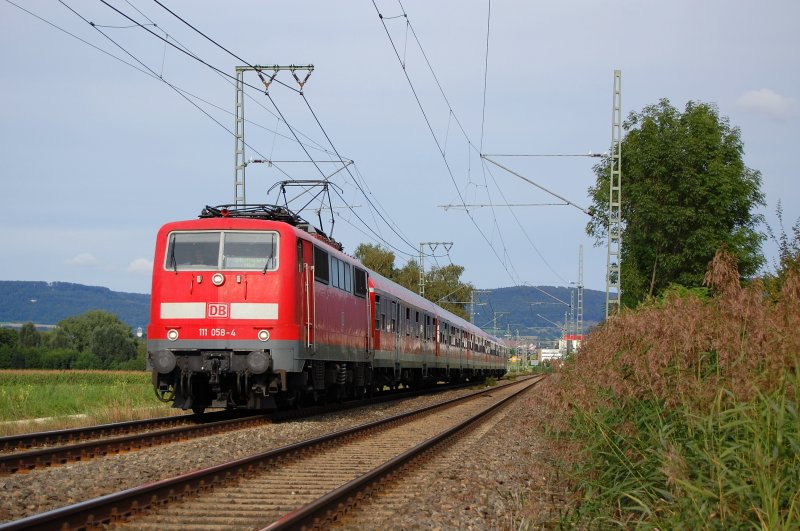 111 058-4 kommt am 23.08.07 mit einem RegionalExpress von Aalen nach Stuttgart HBF entgegen, hier bei Aalen-Essingen fotografiert.