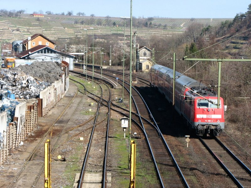 111 058-4 mit 4 DOSTO's unterwegs nach Heilbronn wird gleich in Kirchheim/Neckar halt machen.04.03.2007