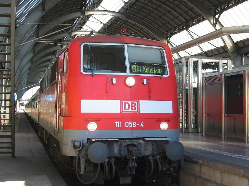 111 058 am 18.09.2005 in Karlsruhe Hbf vor einem RE nach Konstanz. 