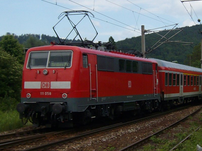 111 058 schiebt RE in Richtung Nrnberg am 01.06.2009 in Sulzbach an der Murr 