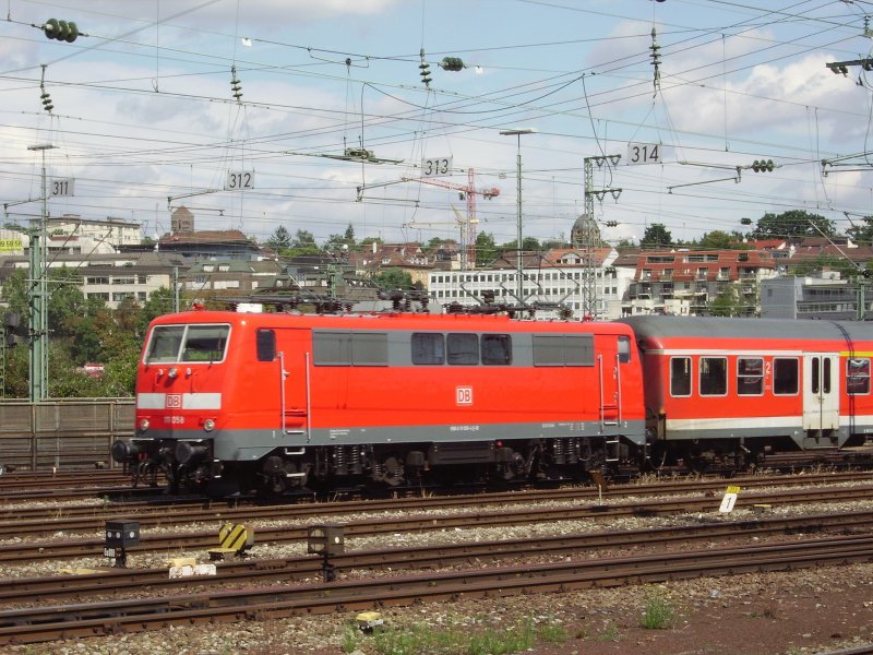 111 058 schiebt eine Regionalbahn aus Schwbisch Hall-Hessental in die Abstellgruppe Stuttgart. Bei ihrer Revision im Juni 2008 erhielt sie den schnen Neulack. 18.08.08
