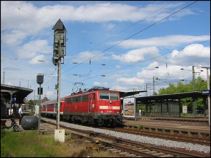 111 058 steht am 23.05.2006 an der Spitze von RE 4717 nach Konstanz im Bahnhof von Rastatt.