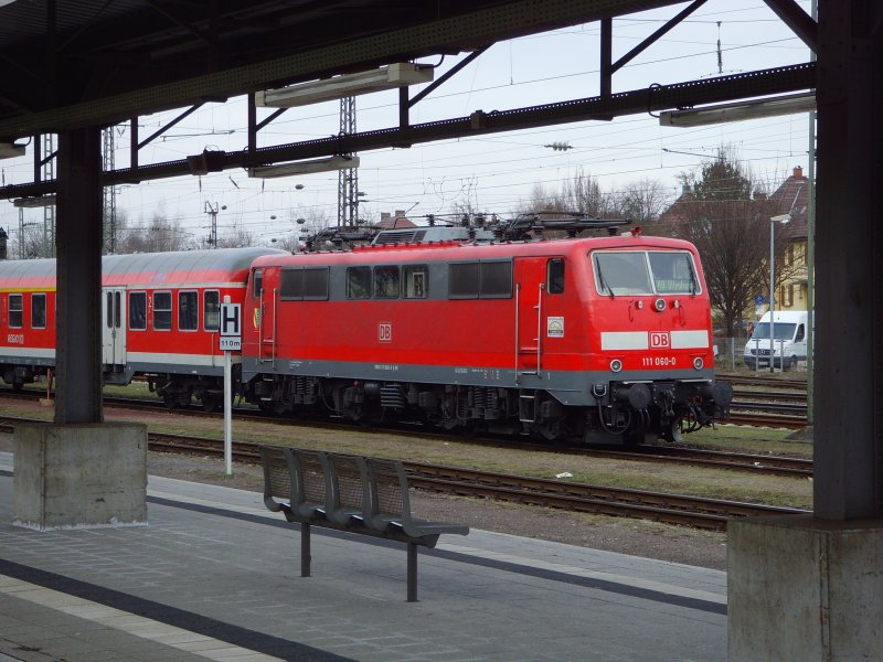 111 060-0  Gundelfingen  steht abgebgelt mit ihrer Regionalbahn in Offenburg. 01.03.09