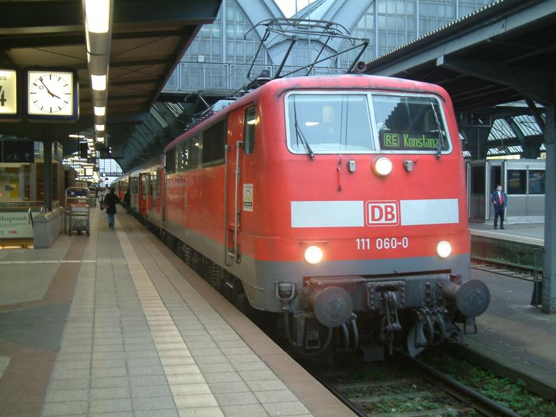 111 060 am 14. Dezember in Karlsruhe Hbf mit RE 4117 am Haken nach Konstanz
Neuerdings werden die RE zum Teil mit 111ern bespannt, ein paar 110er trifft man aber trotzdem noch an.