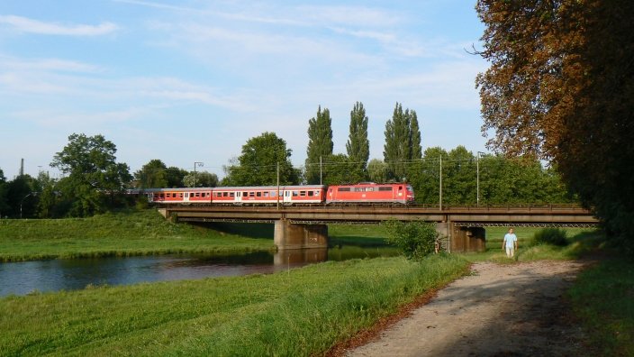 111 060 zieht einen n-Wagenzug ber die Rasttter Murgbrcke. Ungewhnlich, da seit Fahrplanwechsel 2006 dort ausschlielich 146.2 (bzw. seltenst ersatzweise 146.1) mit Dostos verkehren.