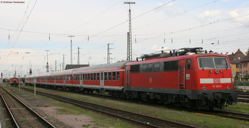 111 061-8 stand am 20.4.08 mit 5n-Wagen in Offenburg und geno ihre Sonttagsruhe
