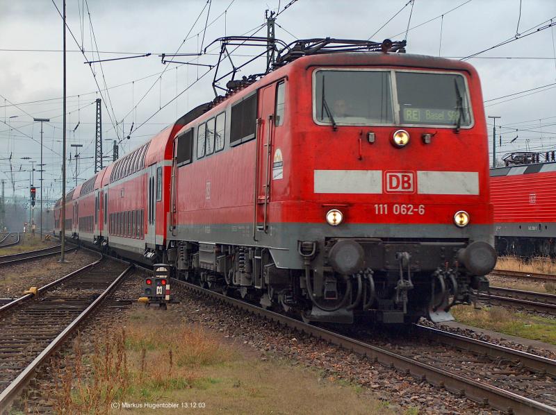 111 062-6 mit dem  RE 5155 Freiburg(Brsg)Hbf - Basel SBB am 13.12.03 bei der Einfahrt in Basel Bad Bf