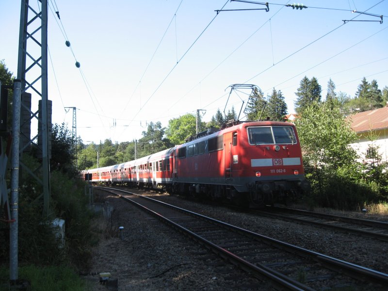 111 062-6 scheibt ihren Fu�ballsonderzug von Villingen nach reiburg gerade wieder nach Hause als sie am B�31 der Schwarzwaldbahn vorbei kommt.5.8.07