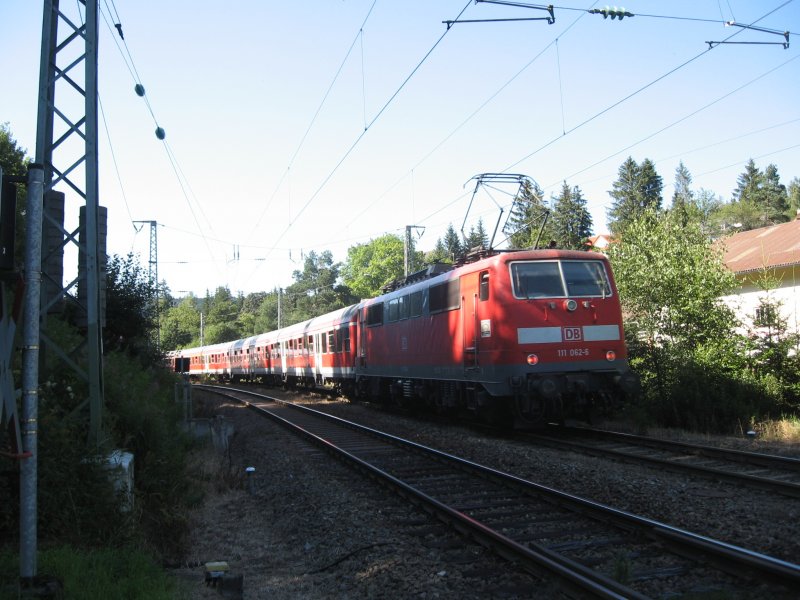111 062-6 scheibt ihren Fuballsonderzug von Villingen nach reiburg gerade wieder nach Hause als sie am B31 der Schwarzwaldbahn vorbei kommt.5.8.07
