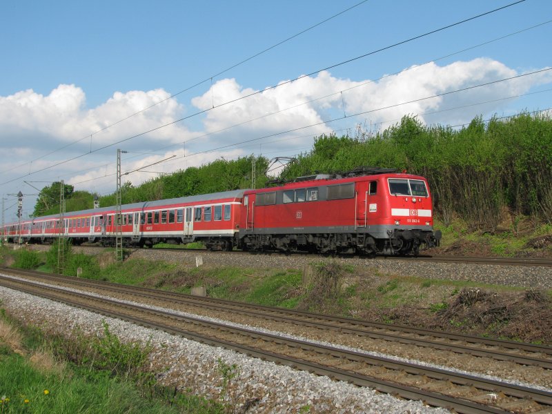 111 062-7 beim Abzweig Leutersberg bei Freiburg mit einer Regionalbahn Richtung Mllheim (Baden).