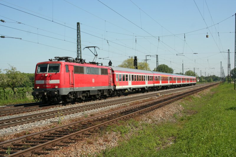 111 064-2 am 7.5.2008 vor Regionalbahn in Richtung Freiburg.