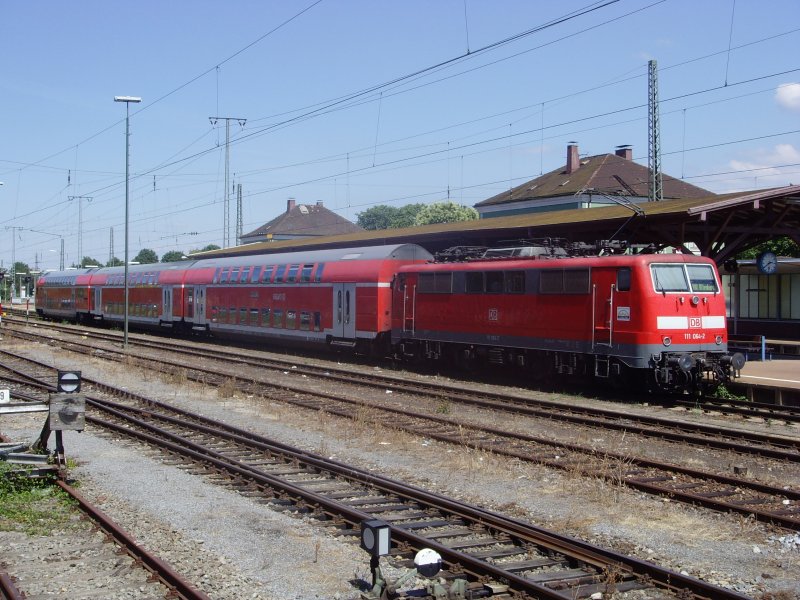 111 064-2 steht mit ihrem RE nach Offenburg im Mllheimer Bahnhof. 31.07.07
